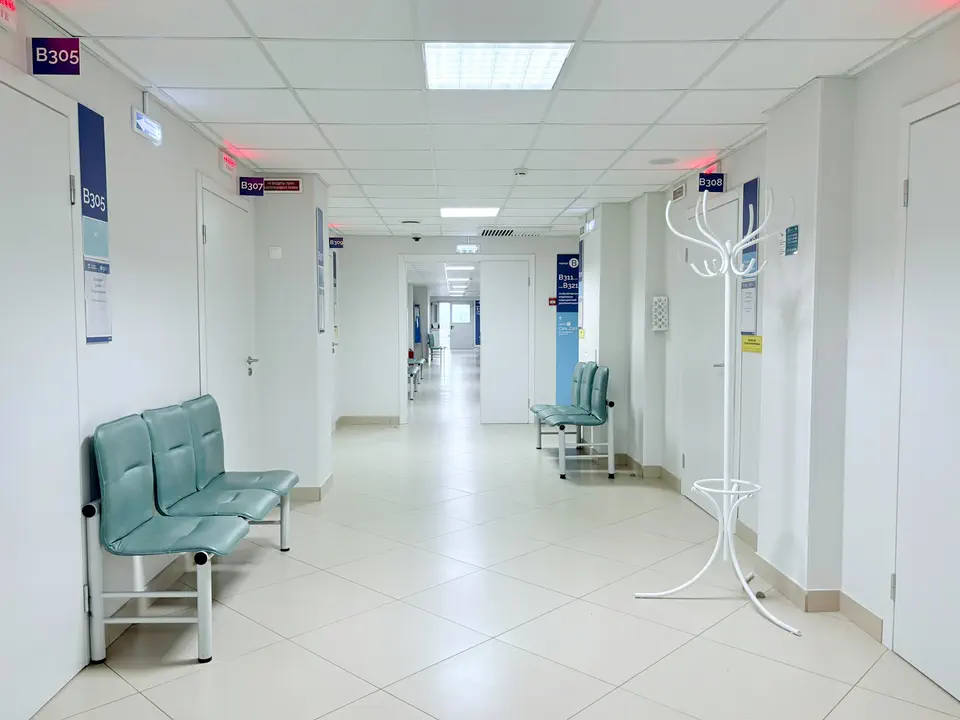 Couloir calme avec des bancs d’attente