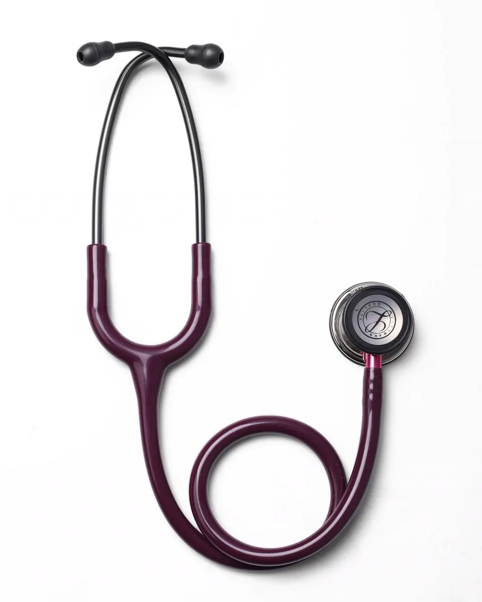 Stéthoscope sur fond blanc